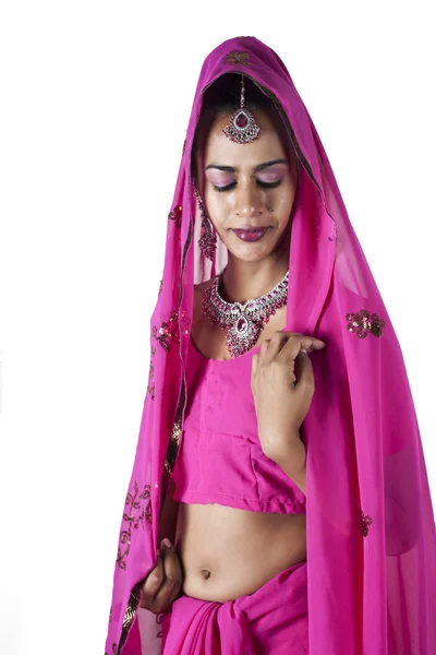 在传统纱丽的印度新娘 — 图库照片