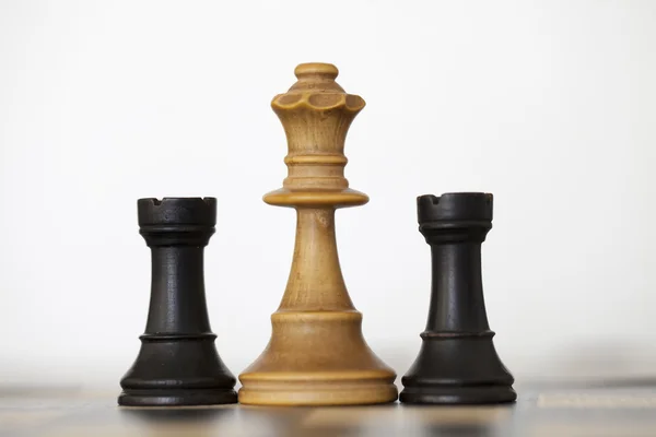 Rainha branca de madeira e torres pretas peças de xadrez — Fotografia de Stock