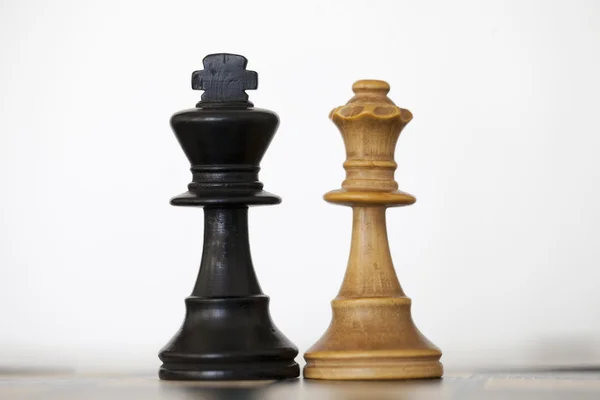 Black king and white queen wooden chess pieces — Stock Photo, Image