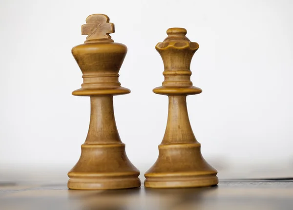 Wooden white king and queen chess pieces — Stock Photo, Image