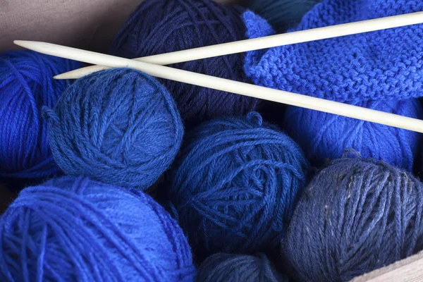 Skeins of mixed blue knitting yarn in a box with needles — Stock Photo, Image