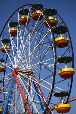 Renkli dönme dolap mavi gökyüzü karşı