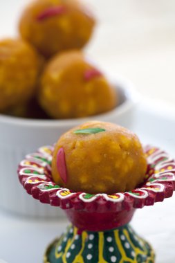 Hint tatlı laddu renkli kırmızı tabak