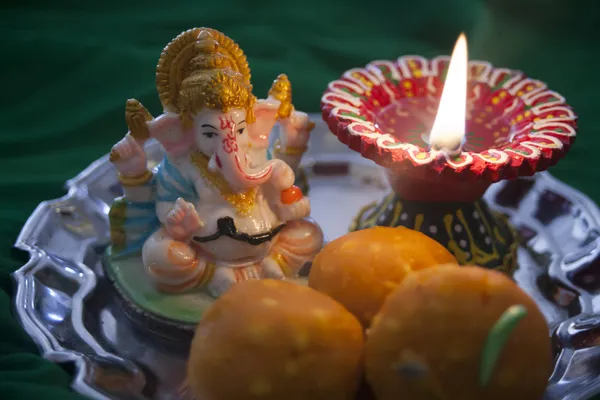 Laddu dolce indiano con lampada di preghiera e statua Ganesha — Foto Stock