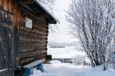 Kırsal ve soğuk bir kış günü. Peyzaj.