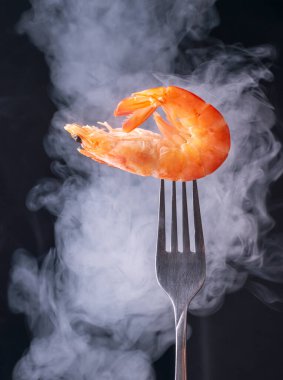 Çataldaki siyah arkaplanlı karides.