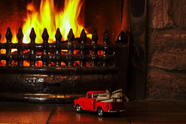 Κόκκινο Παιχνίδι Pickup Φορτηγό Παραδίδει Κούτσουρα Φωτιά Στο Τζάκι — Φωτογραφία Αρχείου