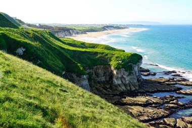 Portrush yakınlarındaki Whiterocks Plajı, County Antrim, Kuzey İrlanda