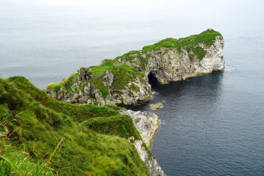 Kinbane Kalesi kalıntılı Kinbane Head, Antrim İlçesi, Kuzey İrlanda