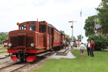 DALHEM, SWEDEN - 7 Temmuz 2021: İsveç 'in Dalhem kentindeki Gotlands Hesselby klasik tren istasyonunda turistler