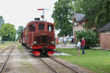 DALHEM, SWEDEN - 7 Temmuz 2021: Gotlands Hesselby 'nin Dalhem, İsveç' teki eski tren istasyonu