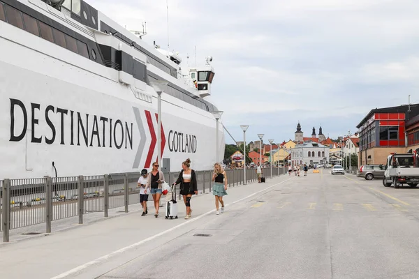 Personas Caminando Cerca Cruceros Uddevalla Hamnterminal Suecia — Foto de Stock