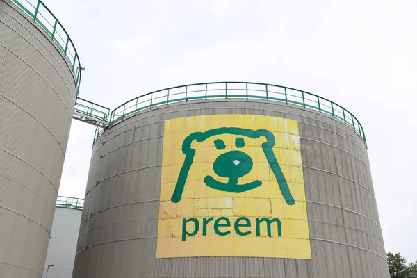Aufnahme Einer Industriefabrik Mit Preem Logo Von Unten lizenzfreie Stockbilder