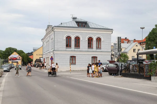 Transport Und Menschen Auf Den Straßen Einer Kleinstadt Schweden Stockbild