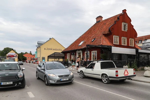 Transport Und Menschen Auf Den Straßen Einer Kleinstadt Schweden lizenzfreie Stockbilder
