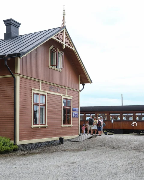 Dalhem Schweden Juli 2021 Touristen Oldtimer Bahnhof Gotlands Hesselby Dalhem lizenzfreie Stockfotos