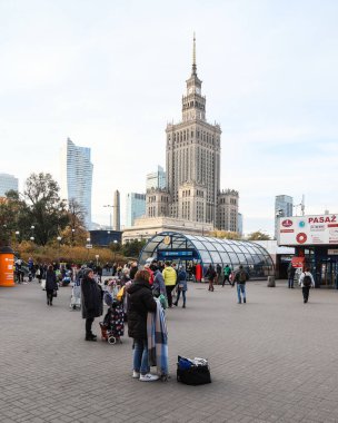 Polonya 'nın Varşova şehrindeki tren istasyonu yakınında kalabalık bir meydan.