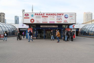 Polonya 'nın Varşova şehrindeki tren istasyonu yakınında kalabalık bir meydan.