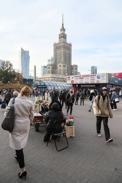 Gedrängter Platz Der Nähe Des Bahnhofs Warschau Polen — Stockfoto