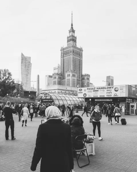 Gedrängter Platz Der Nähe Des Bahnhofs Warschau Polen lizenzfreie Stockbilder