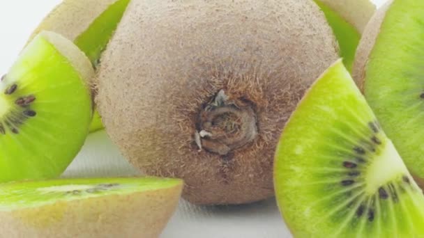 Kiwi Geïsoleerd Schijfjes Kiwi Een Witte Achtergrond Soort Fruit Levensmiddelen — Stockvideo
