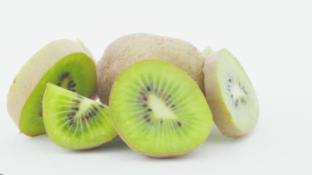 Kiwi隔离 白色背景上的几片猕猴桃 一种水果 — 图库视频影像