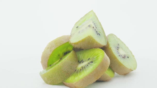 Kiwi隔离 白色背景上的几片猕猴桃 一种水果 — 图库视频影像