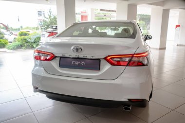 Uzhgorod, Ukrayna. 18 Ocak 2021 Hibrit beyaz araba Japon markası Toyota Camry. Güvenilir ve güzel bir araba. Arabanın içi..