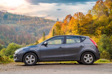 Kornoholova, Ukrayna. 24 Ekim 2021 'de dağlardaki sonbahar ormanlarının arka planında. Seyahat kavramı. 