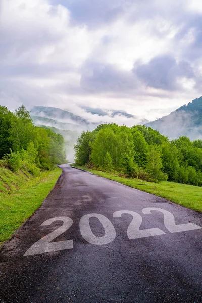 Droga Która Mówi 2022 Wschodzie Słońca Górach Mgle Pobliżu Lasu — Zdjęcie stockowe