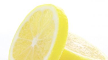 Lemon izole edilmiş. Beyaz arka planda sarı limon. Turunçgil. izole et