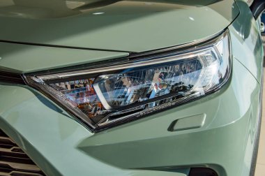 Uzhhorod, Ukrayna. Ocak 2021 Japon markası Toyota RAV 4 'ün yeşil arabası. SUV, çapraz. Güvenilir ve güzel bir araba. Kulübedeki araba yeni.. 