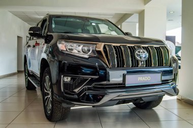 Uzhhorod, Ukrayna. Ocak 2021 Japon markası Toyota Prado 'nun siyah kralı. SUV, 4x4. Güvenilir ve güzel bir araba.. 