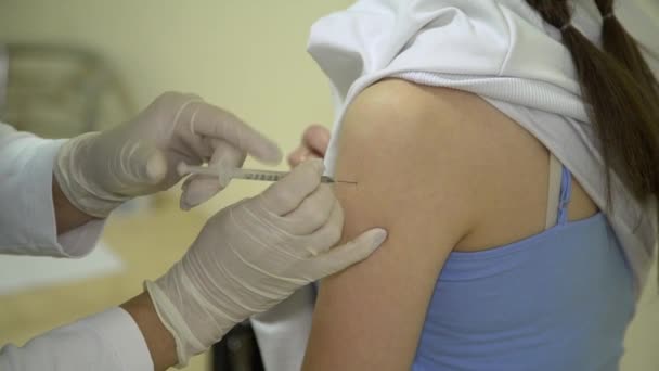 Enfermera Inyectando Jeringa Con Vacuna Contra Coronavirus Primer Plano Mano — Vídeo de stock