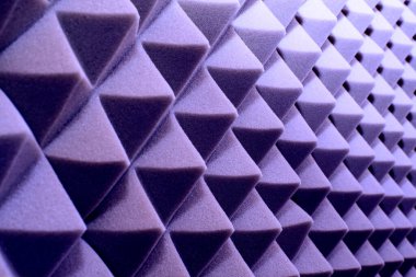 Bir müzik stüdyosunda akustik köpük kauçuk. Renkli eflatun tonu 17-3938 Çok Peri. renk 2022 arkaplan. 
