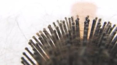 Saç dökülmesi. Stres yüzünden yanmış saçları olan ahşap tarak ya da beyaz bir arka planda koronavirua..