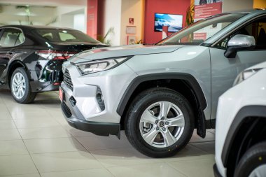 Uzhhorod, Ukrayna. 18 Eylül 2021 Japon markası Toyota RAV 4 'ün hibrit gri arabası. Güvenilir ve güzel bir nakliye aracı. Kralın içi. 4x4. 