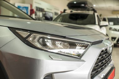 Uzhhorod, Ukrayna. 18 Eylül 2021 Japon markası Toyota RAV 4 'ün hibrit gri arabası. Güvenilir ve güzel bir nakliye aracı. Kralın içi. 4x4. 