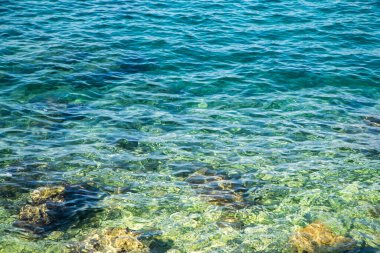 Mavi deniz suyu arka planı. Açık deniz suyu görünür deniz yatağı. 