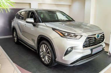 Uzhhorod, Ukrayna. Ocak 2021 Japon markası Toyota Highlander 'ın beyaz arabası. SUV, çapraz. Güvenilir ve güzel bir araba. Kulübedeki araba..