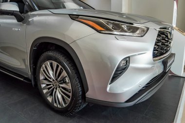 Uzhhorod, Ukrayna. Ocak 2021 Japon markası Toyota Highlander 'ın beyaz arabası. SUV, çapraz. Güvenilir ve güzel bir araba. Kulübedeki araba..