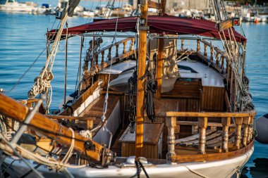 Crikvenica 'da. Hırvatistan 20 Temmuz 2021 'de deniz kıyısında park edilmiş yatlar. Denizde tatil. seyahat. 