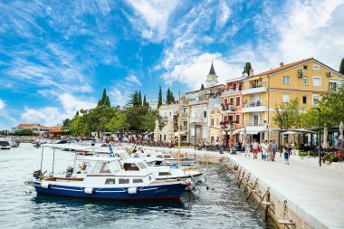 Crikvenica 'da. Hırvatistan 20 Temmuz 2021 'de Crikvenica açıklarında park edilmiş tekneler var. Çok güzel bir geçmişi var Hırvatistan. Yazın tatiller. Seyahat zamanı.. 