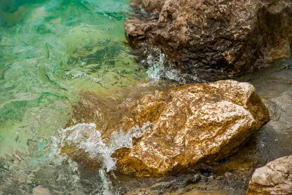 Kamienna Plaża Myje Morze Morze Jest Błękitne Tło Kamiennego Brzegu — Zdjęcie stockowe