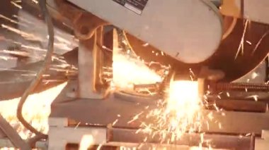 Çalışan adam makinedeki metal boruları kesiyor. Metalle çalışmak. Demirci. yakın plan.