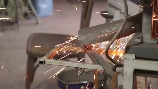 Hombre Trabajador Corta Tubos Cuadrados Metal Máquina Trabajar Con Metal — Vídeo de stock