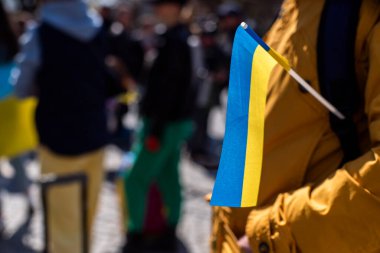 Ukrayna. Uzhhorod 19 Nisan 2022: Savaş sırasında Ukrayna 'yı destekleme eylemi. Ukrayna bayraklı ve bavullu anneler. Saldırganlık.