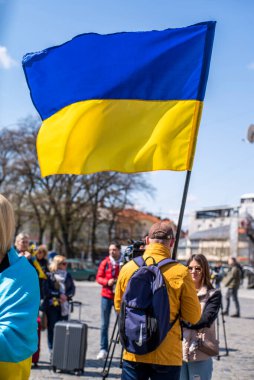 Ukrayna. Uzhhorod 19 Nisan 2022: Savaş sırasında Ukrayna 'yı destekleme eylemi. Ukrayna bayraklı ve bavullu anneler. Saldırganlık.