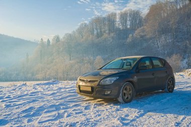 Kornoholova, Ukrayna. 15 Aralık 2021. Kore markası Hyundai 30i 'nin gri arabası. Güvenilir ve güzel bir araba. Araba kış dağlarında. seyahat kavramı.