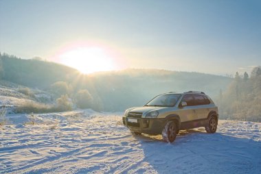 Kornoholova, Ukrayna. 15 Aralık 2021. Kore markası Hyundai Tucson 'ın gri arabası. SUV, çapraz. Güvenilir ve güzel bir araba. Araba kış dağlarında. seyahat kavramı.